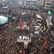 Des milliers de personnes sont entassées dans une place centrale. 