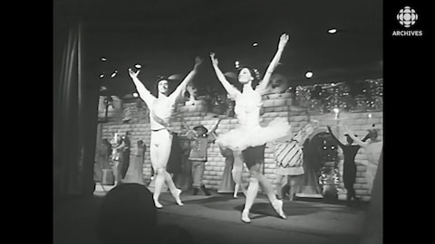 Les danseurs de « Casse-Noisette » saluent le public en 1970.