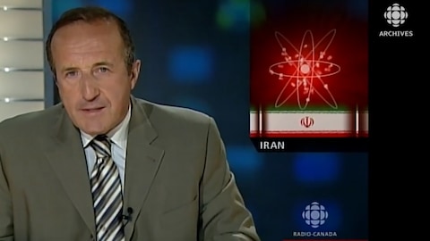 L'animateur Bernard Derome présente un reportage sur la crise nucléaire iranienne en 2006. 