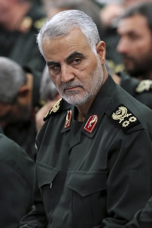 Qassem Soleimani parmi d'autres militaires.