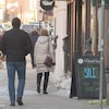 Des passants dans la rue à Saint-Jean en hiver