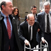 Harvey Weinstein marche avec déambulateur pour entrer dans le tribunal. 