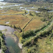 Vue aérienne de l'embouchure d'une rivière.