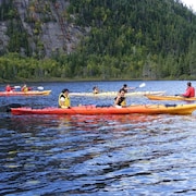 Des jeunes en kayak sur la Côte-Nord