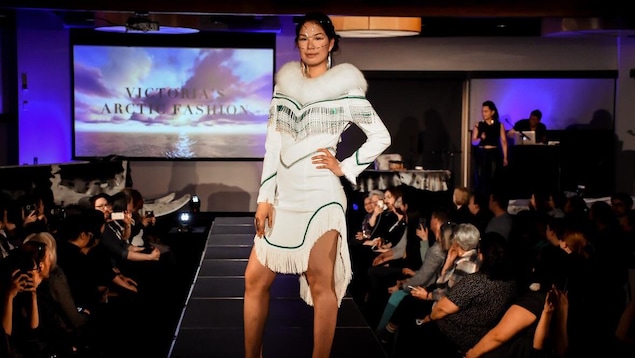 Une femme porte une robe inspirée par les traditions inuit. 