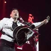 Jacob Hoggard manie la guitare sur scène lors du dernier concert prévu de sa tournée canadienne, à Kelowna, en Colombie-Britannique, le 23 mars 2018.
