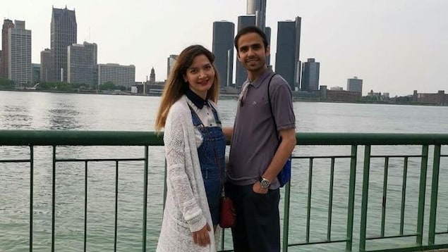 Samira Bashiri et son mari Hamid Setarah Kokab en photo devant la rive de Détroit.