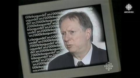 Montage d'un écran d'ordinateur avec l'expression «Le bogue de l'an 2000» se répétant à l'infini.