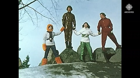 Deux mannequins femmes et deux mannequins hommes posent sur des rochers du mont Royal avec des vêtements d'hiver.