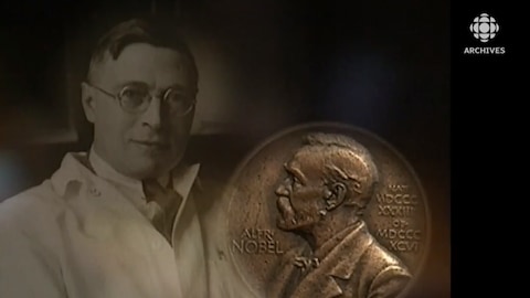 Photo de Frederick Banting et d'une médaille célébrant le prix Nobel de médecine que le médecin canadien a obtenu en 1923. 