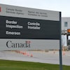 Un panneau d'accueil à un poste frontalier entre le Canada et les États-Unis.