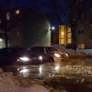 Des voitures sont entourées d'eau