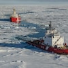 Un brise-glace de la Garde côtière canadienne et un autre navire avancent dans l'Arctique gelé en 2015.