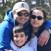 Abolsazln Sadr, sa femme et son fils sont pris en photo dans un parc en été. 
