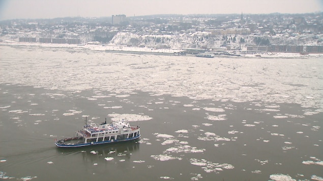 Un traversier sur le fleuve entre Québec et Lévis, l'hiver