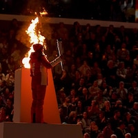 Une jeune athlète suisse a allumé la flamme olympique.