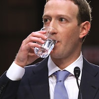 Mark Zuckerberg boit de l'eau.
