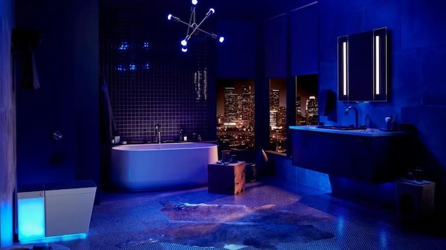 Une salle de bain futuriste avec des néons bleus.