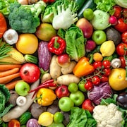 Une photo prise d'un assemblage de fruits et de légumes frais.