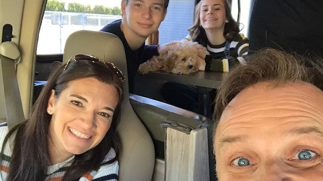 Selfie de La famille Lévesque sans gluten souriant dans un motorisé
