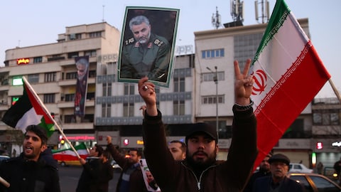 Des Iraniens brandissent des photos du général Soleimani