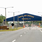L'entrée principale de la base militaire de Pensacola, dont la clôture de sécurité est fermée.