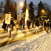 Des manifestants bloquent le pont de la rue Albert, à Regina.