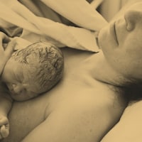 Un nouveau-né couché sur une mère épuisée.