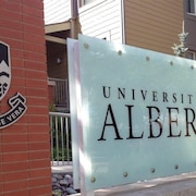 Le panneau extérieur de l'Université de l'Alberta, à l'entrée du campus.