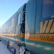 Un train de VIA Rail en hiver à Moncton.