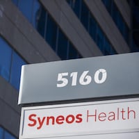 Une affiche indiquant les bureaux de Syneos Health.