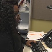 Une infirmière d'Info-Santé Laval prend des appels pour le projet pilote de transfert d'appels du 911 vers le 811