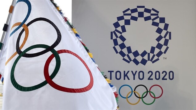 Le drapeau olympique avec le logo des Jeux de Tokyo