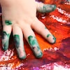Une main d'enfant qui peinture avec ses doigts