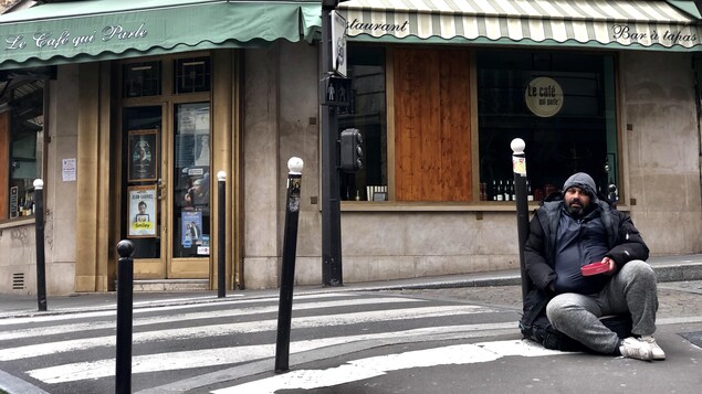 Un sans-abri dans les rues de Paris.