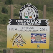 Des pancartes qui montrent le logo de la Première Nation crie d'Onion Lake. 