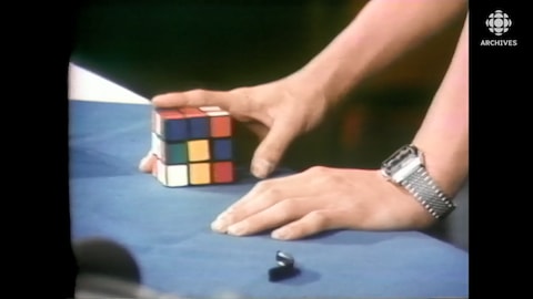 Une main étudie un cube Rubik.