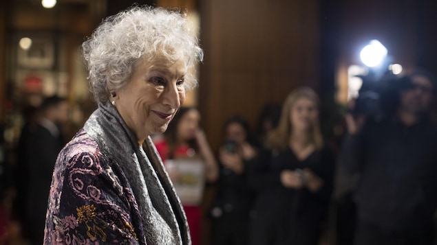 Margaret Atwood arrive sur le tapis rouge au gala du prix Giller à Toronto.