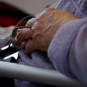 Le doigt d'une patiente est enserré dans un dispositif qui mesure les signes vitaux.
