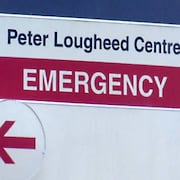 Affiche à l'entrée des urgences de l'Hôpital Peter Lougheed.
