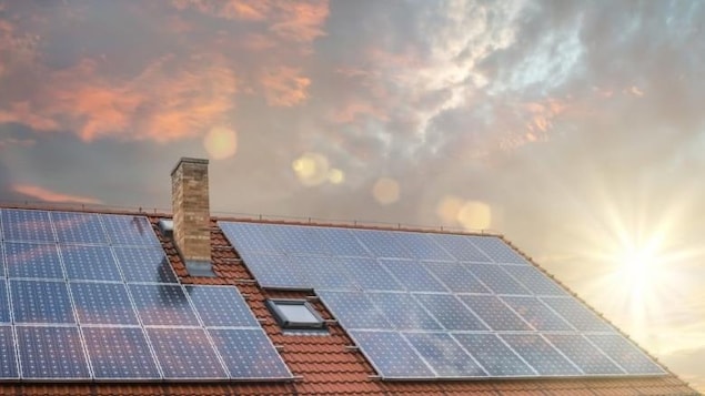  Vue des panneaux solaires sur le toit d'une maison.