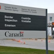 Panneau d'accueil au poste frontalier d'Emerson, au Manitoba.