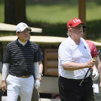 Shinzo Abe et Donald Trump jouant au golf