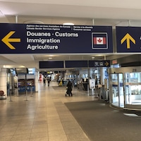 La signalisation des douanes et des bureaux de l’immigration à l’aéroport Pierre-Elliott-Trudeau.