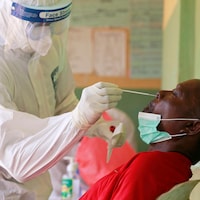 Un homme subit un test de dépistage de la COVID-19 en Afrique.