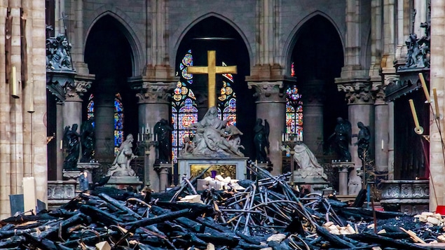 Une vue de l'intérieur de la cathédrale Notre-Dame de Paris, après l'incendie de l'an dernier.