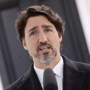 Le premier ministre Justin Trudeau porte la barbe.