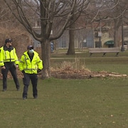 Des agents de police dans le parc Trinity Bellwoods, samedi en début d'après-midi.