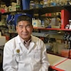 Le Dr Wee Yong en blouse blanche est assis dans un laboratoire.