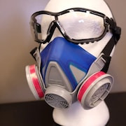 Un masque respiratoire et des lunettes de protection
